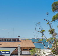 303 'The Shoal' 4-8 Bullecourt Street - Air Conditioning WIFI Netflix Views Linen  Lift - Accommodation Redcliffe