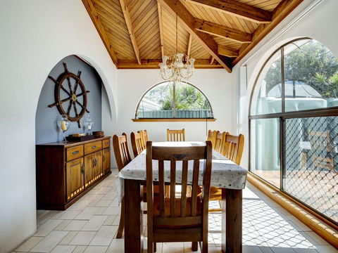 31 Rest Point Absolute Waterfront With Jetty - Accommodation Redcliffe 1