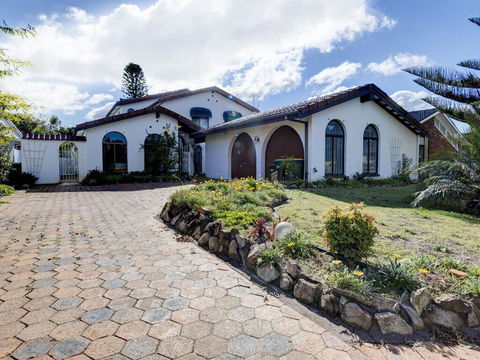 31 Rest Point Absolute Waterfront With Jetty - Accommodation Redcliffe 0