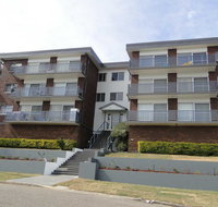 4 'Adriana' 83 Ronald Avenue - open plan living with backyard - Accommodation Redcliffe