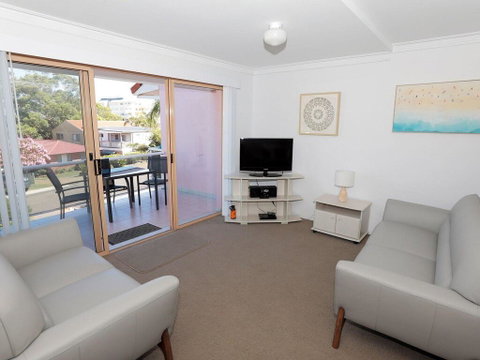 4 'Frangipani' 30 Leonard Avenue - Spacious Townhouse - Accommodation Redcliffe 1