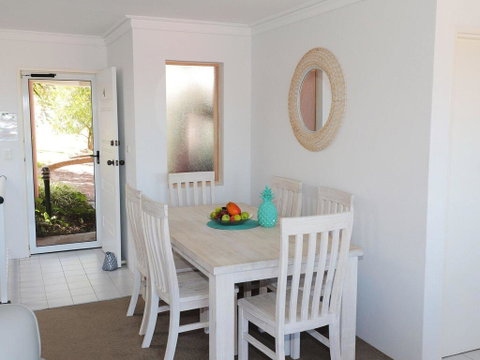 4 'Frangipani' 30 Leonard Avenue - Spacious Townhouse - Accommodation Redcliffe 2