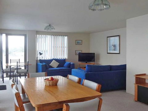 4 'The Point' 5-7 Mitchell Street- Stunnning Water Views With Air Conditioning - Accommodation Redcliffe 3
