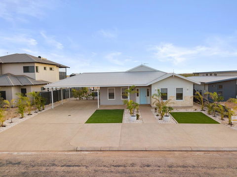 4 Corella Court - Brand New Magnificent Marina Home With Wi-Fi - Accommodation Redcliffe 2