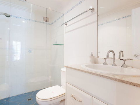 5 'The Outlook', 4 Ocean Parade - Overlooking Boat Harbour Beach And Ducted Air Conditioning - Accommodation Redcliffe 2