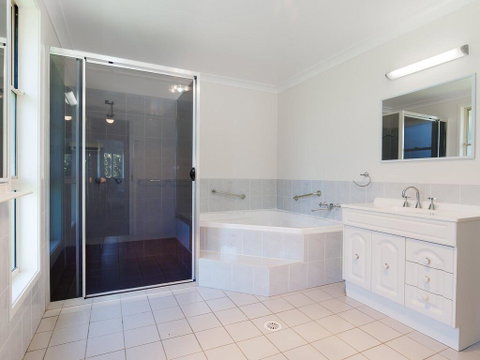 51 Rigney Street - Pet Friendly House With Aircon - Accommodation Redcliffe 3