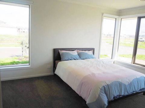 5Bed 2Bath Family House In Werribee - Accommodation Redcliffe 2