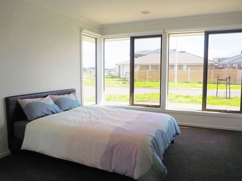 5Bed 2Bath Family House In Werribee - Accommodation Redcliffe 1