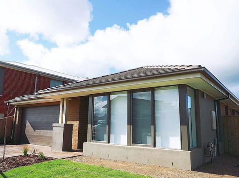 5Bed 2Bath Family House In Werribee - Accommodation Redcliffe 0