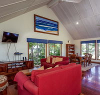 6 Ilmenite Avenue - Coastal beach shack within walking distance to patrolled beach and CBD - Accommodation Redcliffe