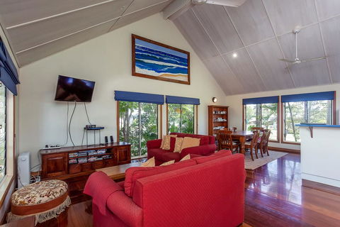 6 Ilmenite Avenue - Coastal Beach Shack Within Walking Distance To Patrolled Beach And CBD, - Accommodation Redcliffe 0