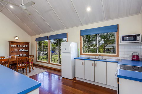 6 Ilmenite Avenue - Coastal Beach Shack Within Walking Distance To Patrolled Beach And CBD, - Accommodation Redcliffe 1