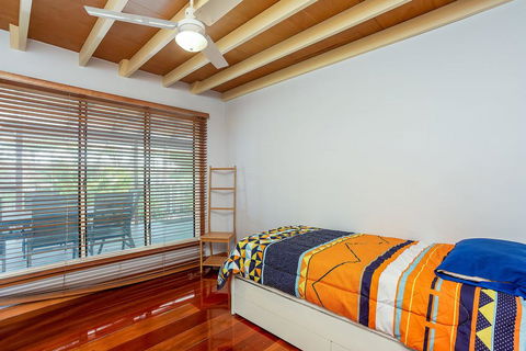 6 Ilmenite Avenue - Coastal Beach Shack Within Walking Distance To Patrolled Beach And CBD, - Accommodation Redcliffe 2