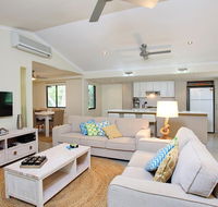 6 Orania Court - Rainbow Shores Absolutely gorgeous beach side property within 200 metres walk to the beach - Accommodation Redcliffe