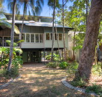 6 Satinwood Drive - Rainbow Shores Stylish Beach House Free WiFi - Accommodation Redcliffe