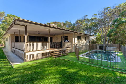 7 Ibis Court - Spacious Family Home With Large Outdoor Area, Swimming Pool & Ample Parking - Accommodation Redcliffe 0