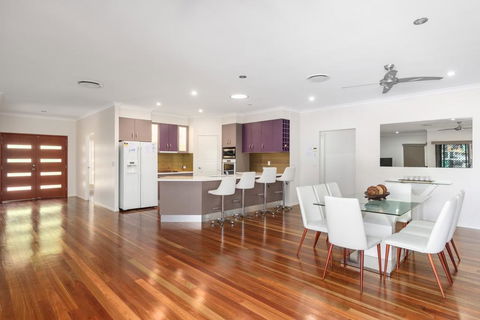 7 Ibis Court - Spacious Family Home With Large Outdoor Area, Swimming Pool & Ample Parking - Accommodation Redcliffe 3