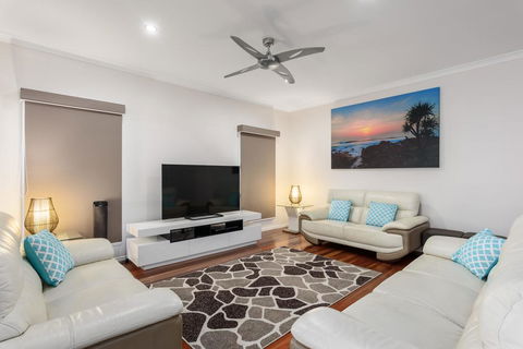 7 Ibis Court - Spacious Family Home With Large Outdoor Area, Swimming Pool & Ample Parking - Accommodation Redcliffe 2