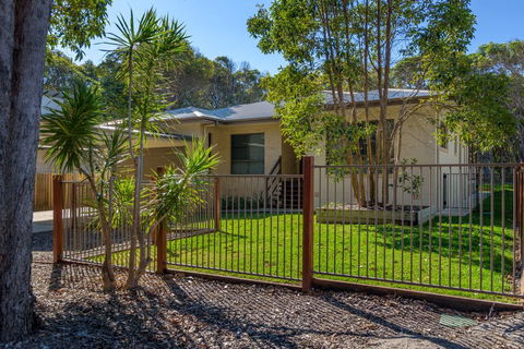 7 Ibis Court - Spacious Family Home With Large Outdoor Area, Swimming Pool & Ample Parking - Accommodation Redcliffe 1