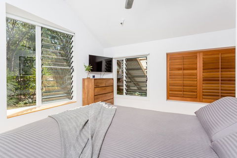 7 Naiad Court - Rainbow Shores, Perfect Beach House, Swimming Pool And Walk To Beach, Aircon, Wi-Fi - Accommodation Redcliffe 1