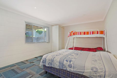 81 Dalmeny Drive - Beach House - Accommodation Redcliffe 3