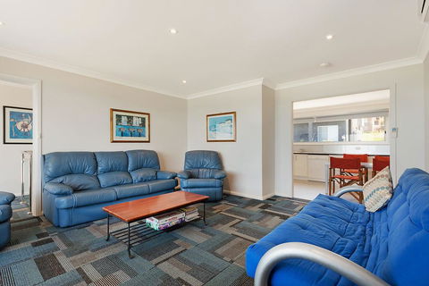 81 Dalmeny Drive - Beach House - Accommodation Redcliffe 2