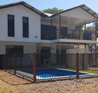 9 Ibis Court - pool beach volleyball air conditioning - Accommodation Redcliffe