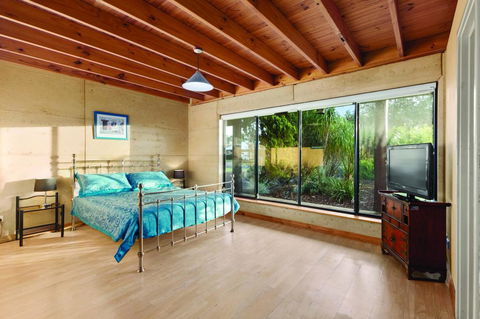 9 Marshall Street - Large Family Holiday Home Just Metres To The Beach - Accommodation Redcliffe 2
