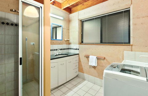 9 Marshall Street - Large Family Holiday Home Just Metres To The Beach - Accommodation Redcliffe 3