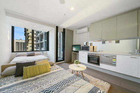 A Charming Studio With Stunning City Views - Accommodation Redcliffe 2