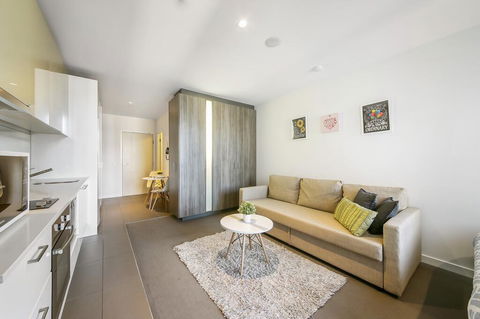 A Charming Studio With Stunning City Views - Accommodation Redcliffe 1