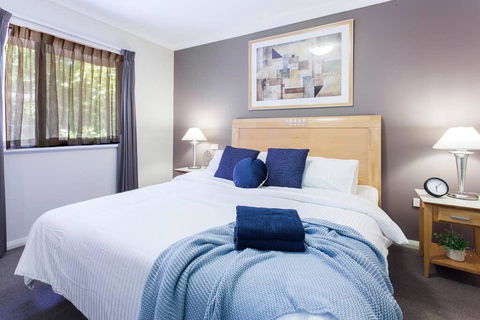 A Comfy 2BR Home, Top Location, FREE Parking - Accommodation Redcliffe 0