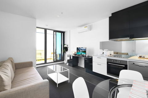 A Stylish CBD Apartment With A Stunning View - Accommodation Redcliffe 1