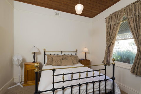 Abaleen House - Accommodation Redcliffe 1
