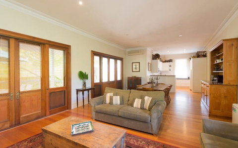Abaleen House - Accommodation Redcliffe 3