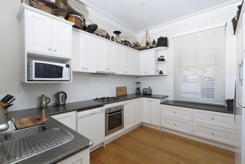 Abaleen House - Accommodation Redcliffe 2