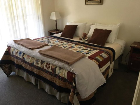 Abelia House B &B - Accommodation Redcliffe 1