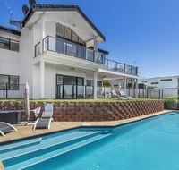 Above and Beyond - Beautiful Home with Pool - Accommodation Redcliffe