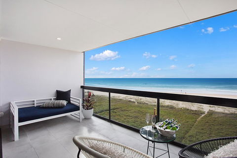 Absolute Beach Front Renovated 3 Bdrm 2 Bath App - Accommodation Redcliffe 2