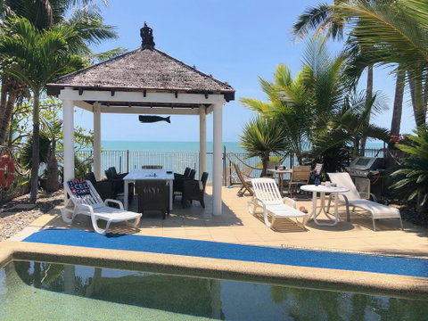 Absolute Beach Frontage, Family Friendly, Home Away From Home - Accommodation Redcliffe 0