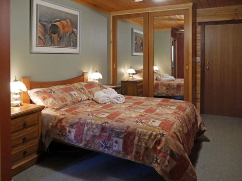 Acacia Hills Retreat - Accommodation Redcliffe 3