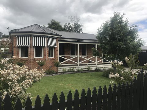Acacia House - Central Healesville - Yarra Valley - Accommodation Redcliffe 0