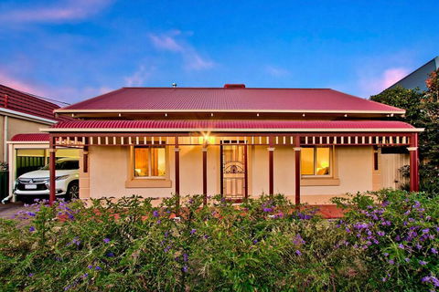 Adelaide 4 Bedroom House With Pool - Accommodation Redcliffe 1