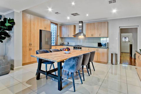 Adelaide 4 Bedroom House With Pool - Accommodation Redcliffe 2