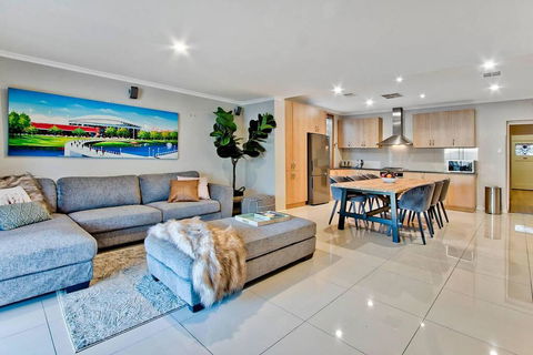 Adelaide 4 Bedroom House With Pool - Accommodation Redcliffe 0