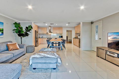 Adelaide 4 Bedroom House With Pool - Accommodation Redcliffe 3