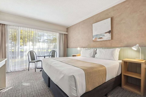 Econo Lodge Dockside Glenelg - Accommodation Redcliffe 2
