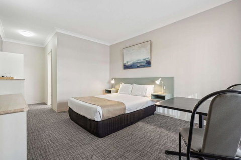 Econo Lodge Dockside Glenelg - Accommodation Redcliffe 3