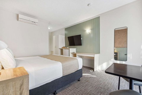 Econo Lodge Dockside Glenelg - Accommodation Redcliffe 1
