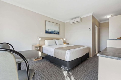 Econo Lodge Dockside Glenelg - Accommodation Redcliffe 4